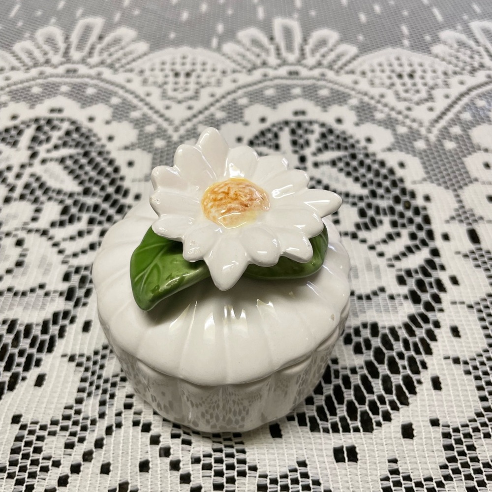 Small Ceramic Daisy Candle Box - Picture 2 of 3